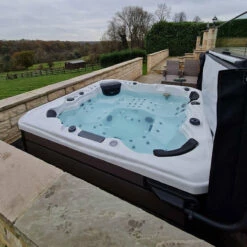 Outdoor Infinity - 6 Person Hot Tub With 1 Lounger -Lay-z spa Shop InfinityHotTub 12