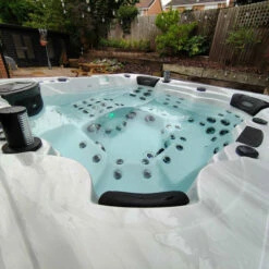 Outdoor Infinity - 6 Person Hot Tub With 1 Lounger -Lay-z spa Shop InfinityHotTub 6
