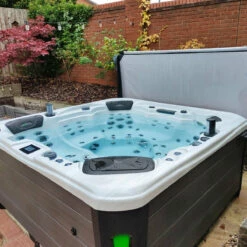 Outdoor Infinity - 6 Person Hot Tub With 1 Lounger -Lay-z spa Shop InfinityHotTub 8