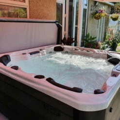 Outdoor Infinity - 6 Person Hot Tub With 1 Lounger -Lay-z spa Shop InfinityHotTub 9