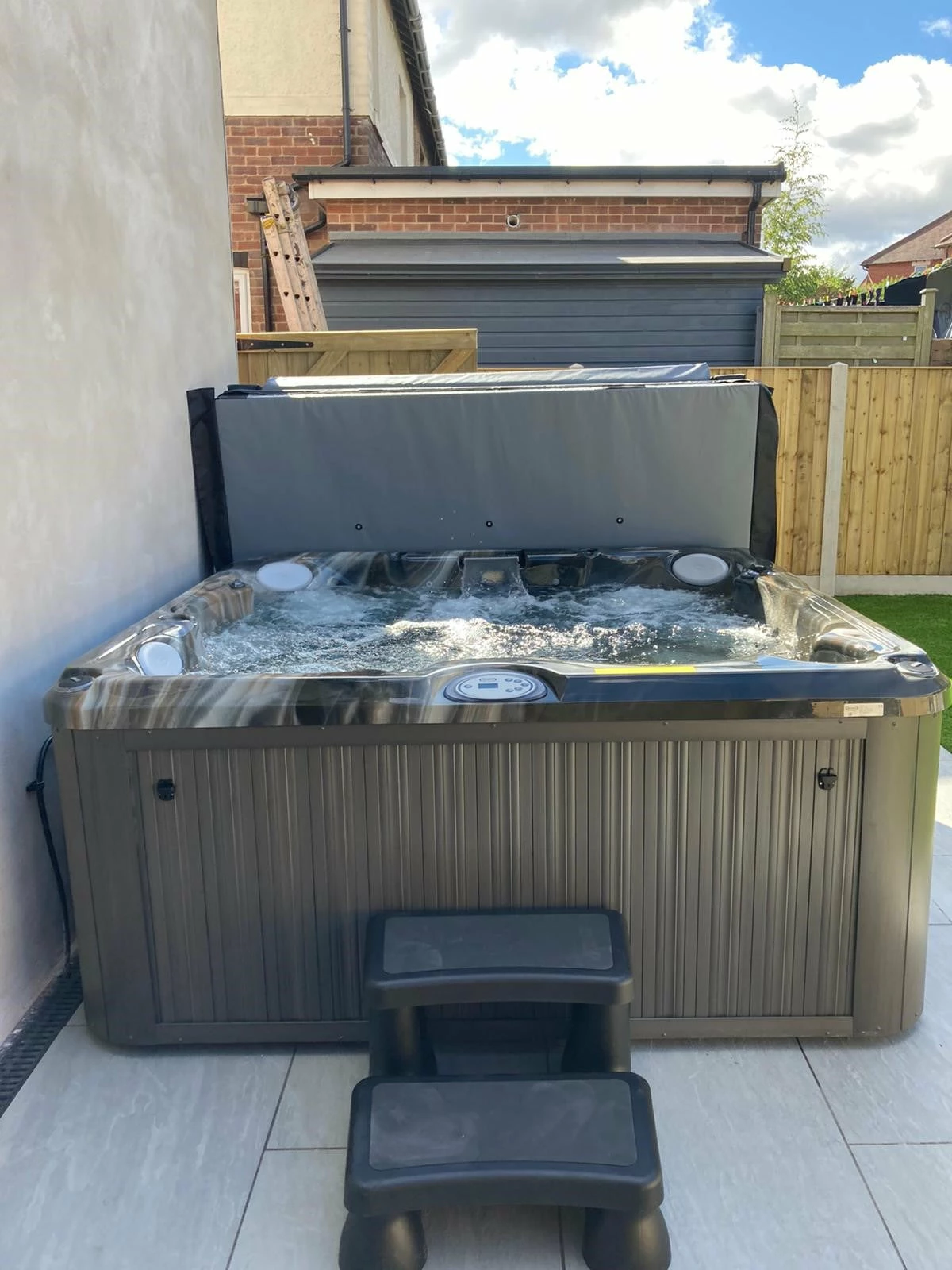 Jacuzzi® J235™ / J235IP™ - 6 Person Hot Tub With 1 Lounger 17 Jacuzzi® J235™ / J235IP™ - 6 Person Hot Tub With 1 Lounger - Image 17