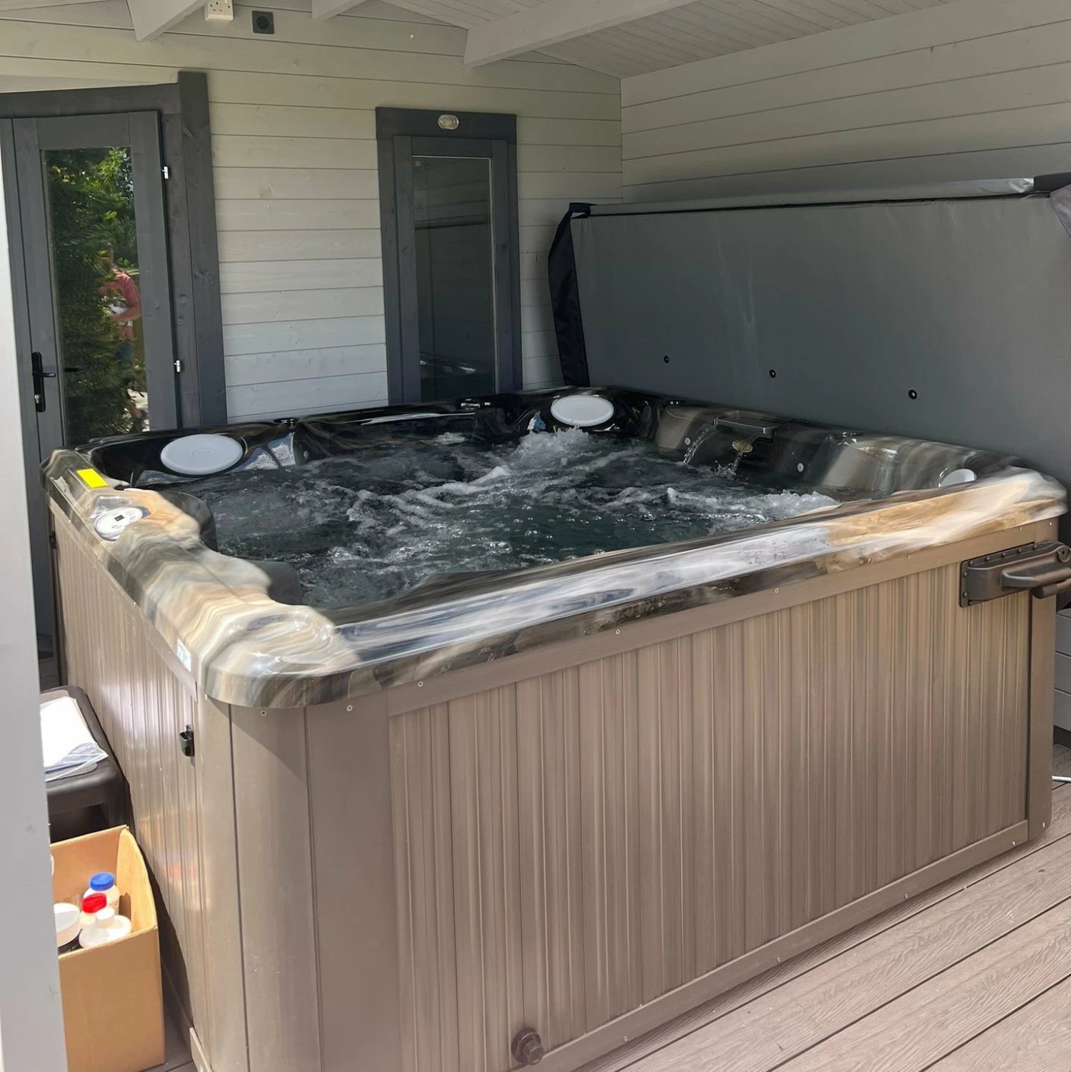 Jacuzzi® J235™ / J235IP™ - 6 Person Hot Tub With 1 Lounger 14 Jacuzzi® J235™ / J235IP™ - 6 Person Hot Tub With 1 Lounger - Image 14