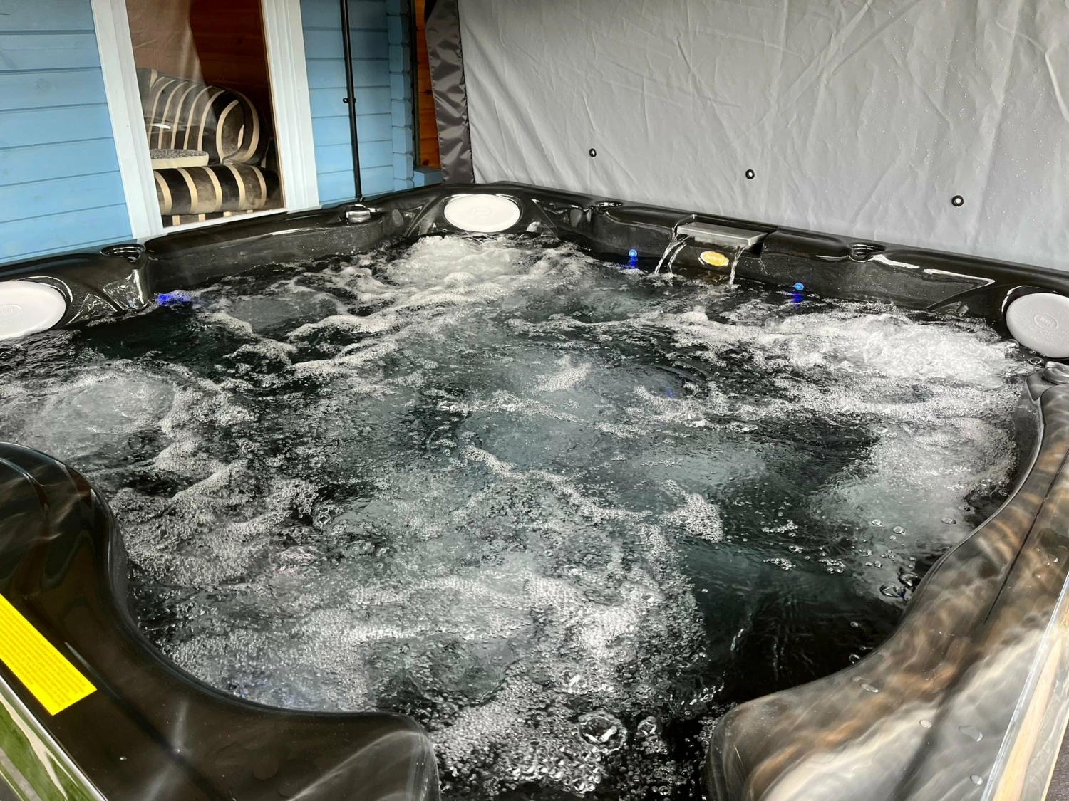 Jacuzzi® J235™ / J235IP™ - 6 Person Hot Tub With 1 Lounger 15 Jacuzzi® J235™ / J235IP™ - 6 Person Hot Tub With 1 Lounger - Image 15