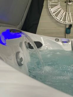 Jacuzzi® J435IP™ - 6 Person Hot Tub With 1 Lounger -Lay-z spa Shop J435platinum4