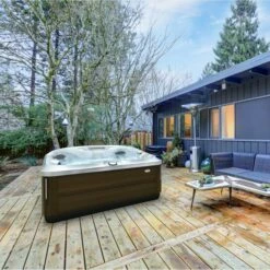 Jacuzzi® J475IP™ - 6 Person Hot Tub With 1 Lounger -Lay-z spa Shop J475 2020 lifestyle image in garden