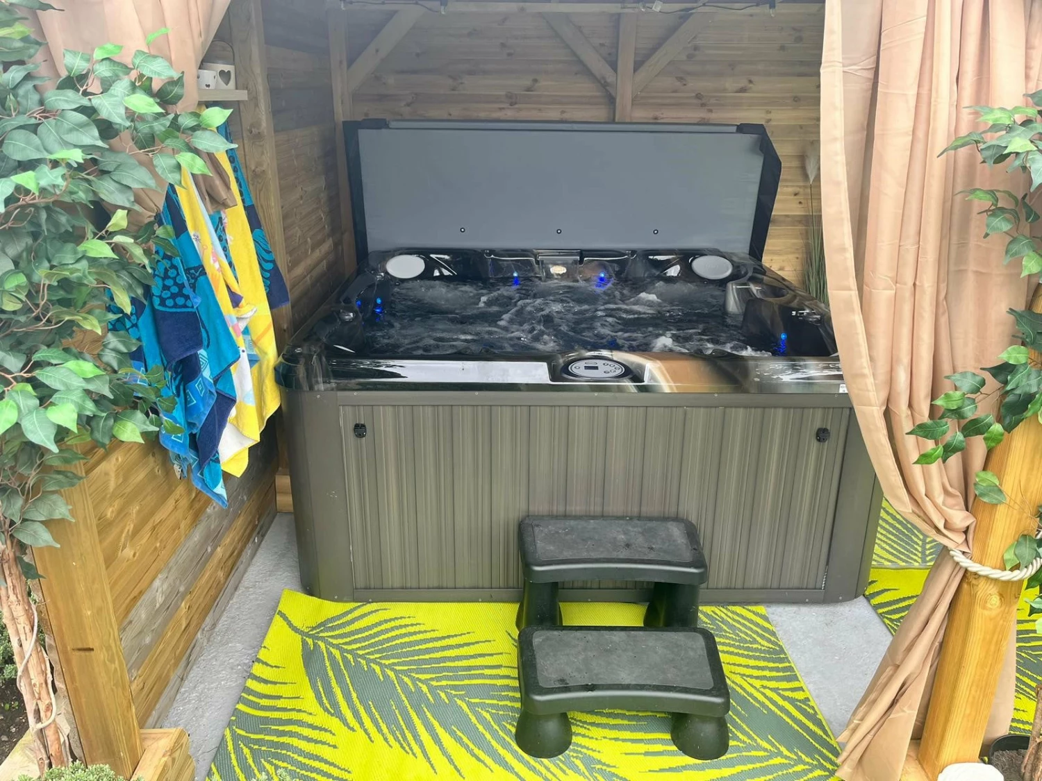 Jacuzzi® J245™ / J245IP™ - 7 Person Hot Tub 19 Jacuzzi® J245™ / J245IP™ - 7 Person Hot Tub - Image 19