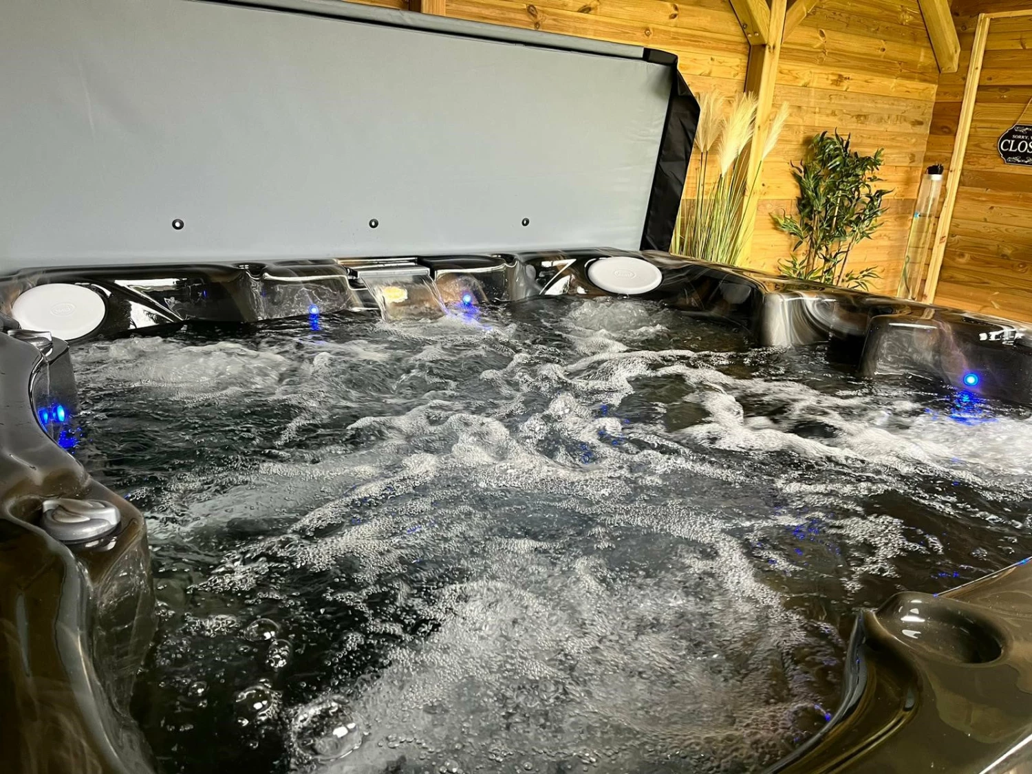 Jacuzzi® J245™ / J245IP™ - 7 Person Hot Tub 20 Jacuzzi® J245™ / J245IP™ - 7 Person Hot Tub - Image 20
