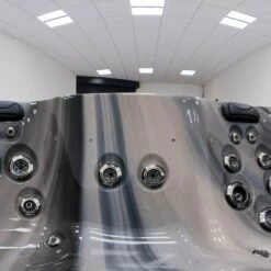 Outdoor Refresh - 6 Person Hot Tub With 1 Lounger -Lay-z spa Shop OutdoorRefreshSquare 14