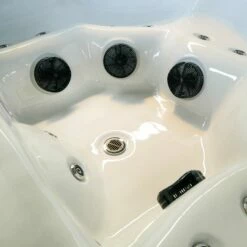 Outdoor Refresh - 6 Person Hot Tub With 1 Lounger -Lay-z spa Shop Refresh2021 3