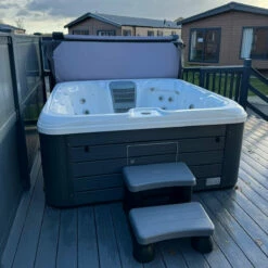 Vacation Lounge - 6 Person Hot Tub With 1 Lounger -Lay-z spa Shop VacationLoungePlatgreyonwillowpastureslodgesite3Square