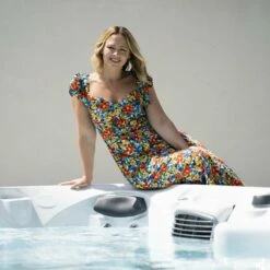 Jacuzzi® J335IP™ - 6 Person Hot Tub With 1 Lounger -Lay-z spa Shop ZG206037